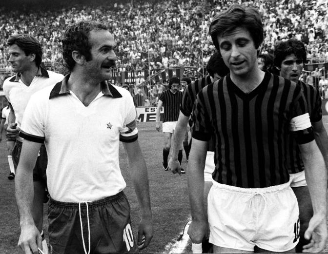 Gianni Rivera, a destra, con Sandro Mazzola: bandiere, rispettivamente, di Milan e Inter. Ap